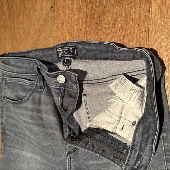 A&F Simone High Rise Super Skinny - Picture 3 of 3